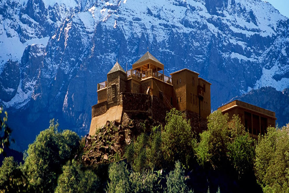 medium Tourists happy in atlas mountains